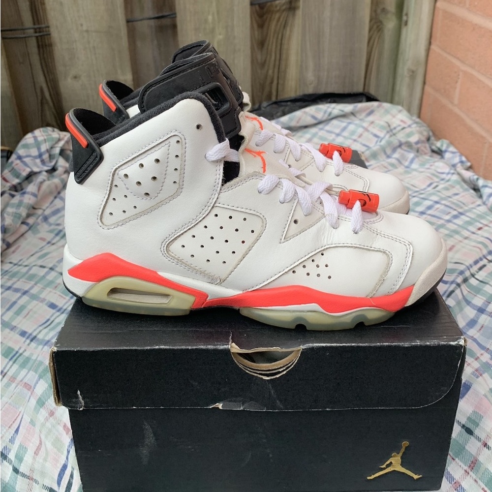 Jordan 6 White Infrared 
Size 5Y / 6.5 women’s